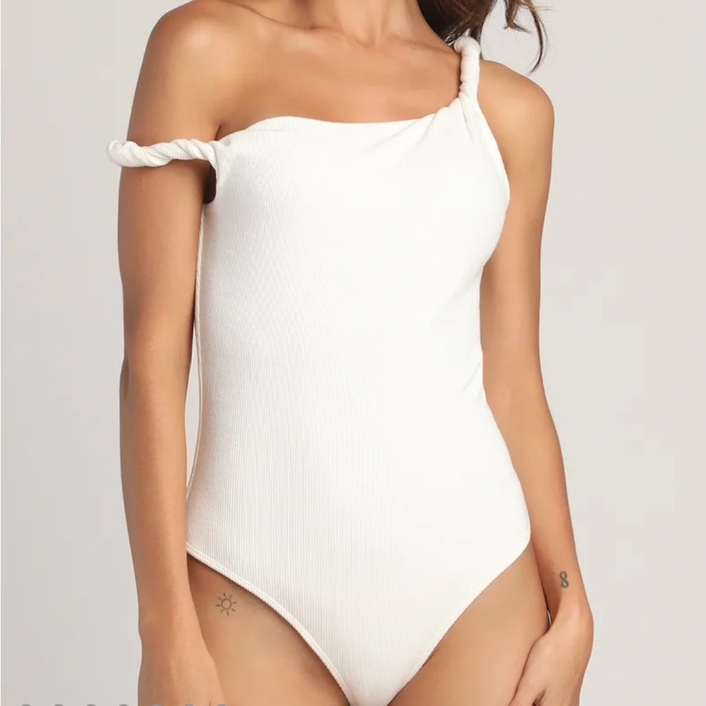Lulu’s Twist of Cute White Ribbed Twist-Sleeve Bodysuit